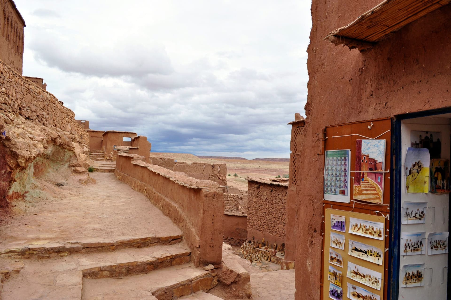 Passage past a souvenir shop within the ksar of Aït Benhaddou